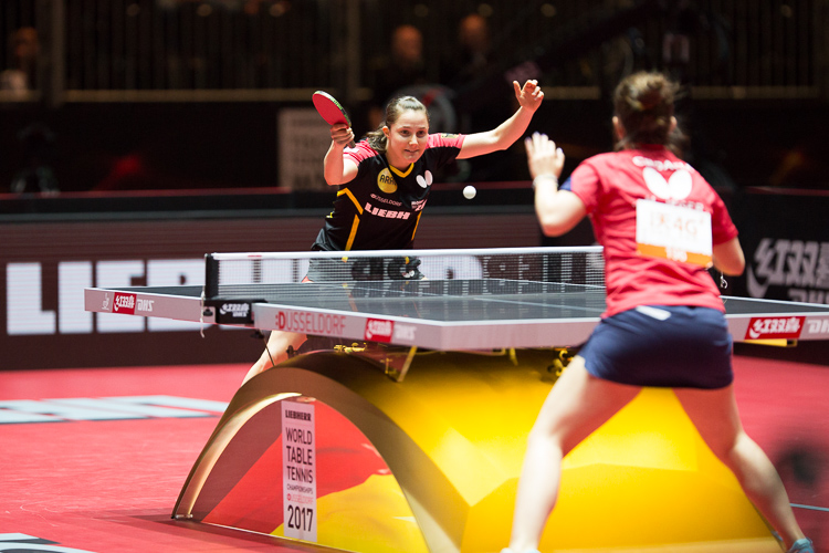 Mit vollem Körpereinsatz spielt Sabine Winter. Da muss auch die zweite Hand mit (©Fabig)