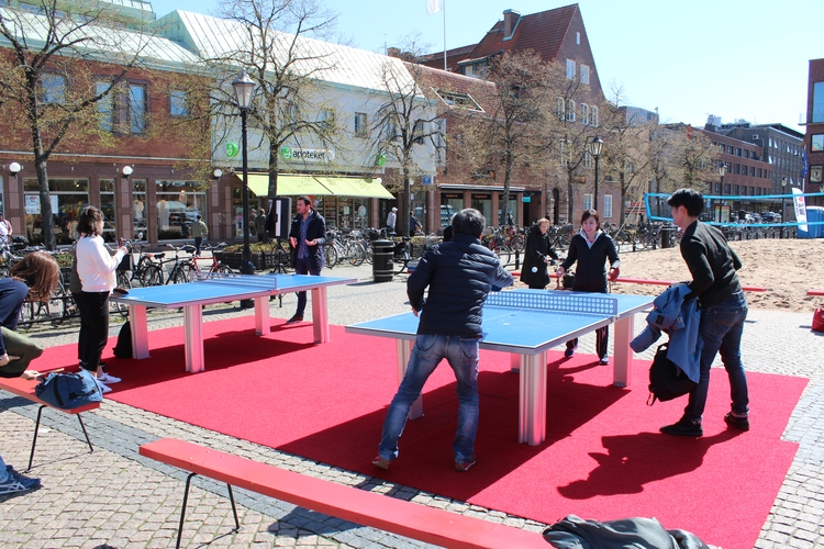 Auf dem großen Marktplatz Halmstads kann man nicht nur Beachvolleyball, sondern auch Tischtennis spielen (©Schäbitz)