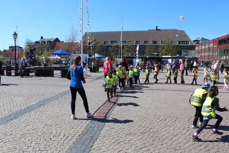 Die Kids werden durch die Koordinationsleiter geschickt, nachdem sie auch eine Runde Tischtennis-Aerobic mitmachen durften (©Schäbitz)
