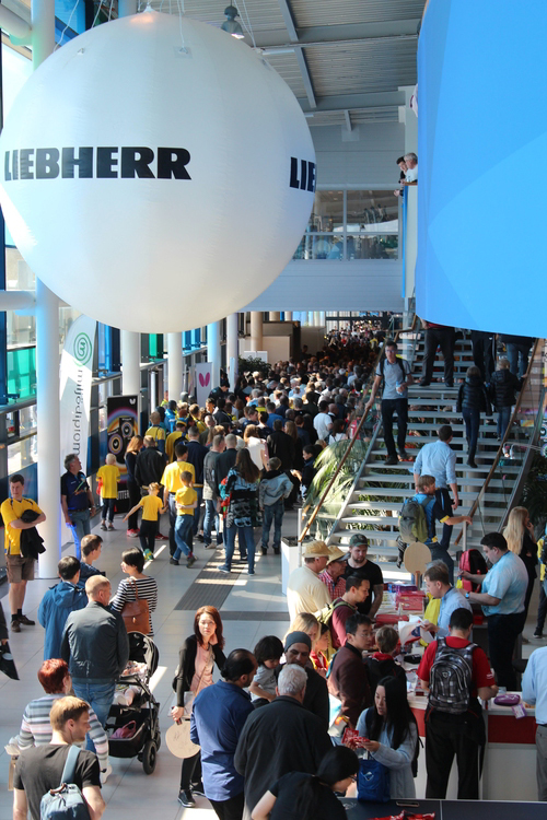 Da nur ein Weg nach draußen, zu den Ständen der Hersteller und in die zweite Halle führt, kann es hier durchaus zu Staus kommen (©Schäbitz)
