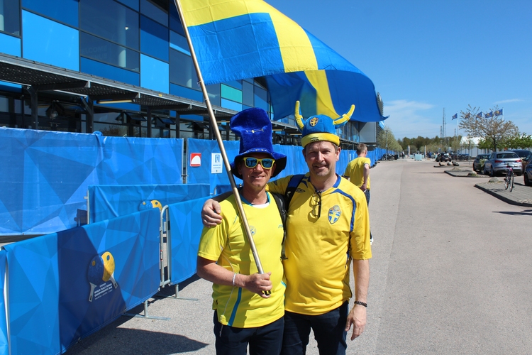 Die meisten müssen heute Morgen schließlich Schweden unterstützen. So wie diese beiden hier - die übrigens zu Kristian Karlssons Familie gehören. (©Schäbitz)