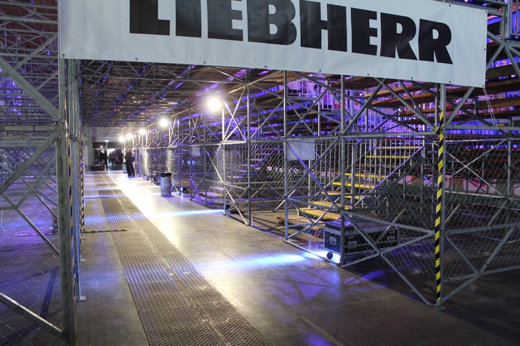 Dann geht es unter dem Stahlgerüst der Tribüne zum Sitzplatz. (©Schäbitz)