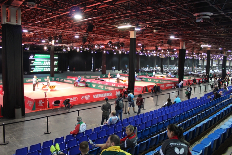 Da in der Haupthalle nur vier Tische stehen, spielt sich an den ersten Tagen das meiste in der zweiten Halle ab. (©Schäbitz)