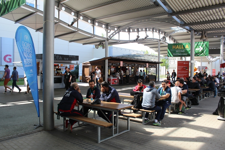 Eine kleine Pause gefällig? Zwischen den Hallen bietet sich die Möglichkeit, ein bisschen in der Sonne zu sitzen. (©Schäbitz)