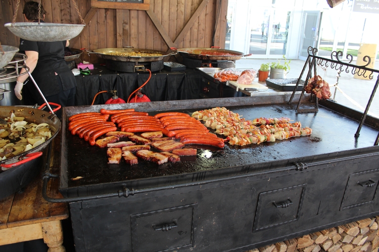 Von Schaschlik bis Wurst fahren die Ungarn hier einiges Leckeres auf. (©Schäbitz)