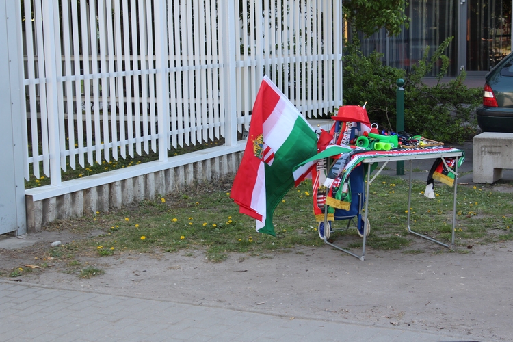An einem kleinen Stand können sich die Ungarn-Fans unter anderem mit Fahnen eindecken. Hoffentlich sind Georgina Pota und Co. noch lange im Rennen... (©Schäbitz)