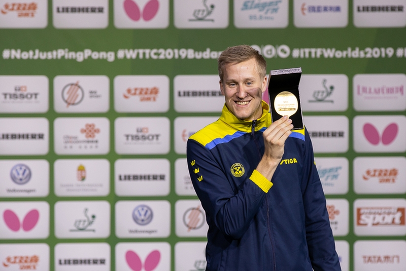 Während Mattias Falck sich sichtlich über Silber freute,... (©Thomas)
