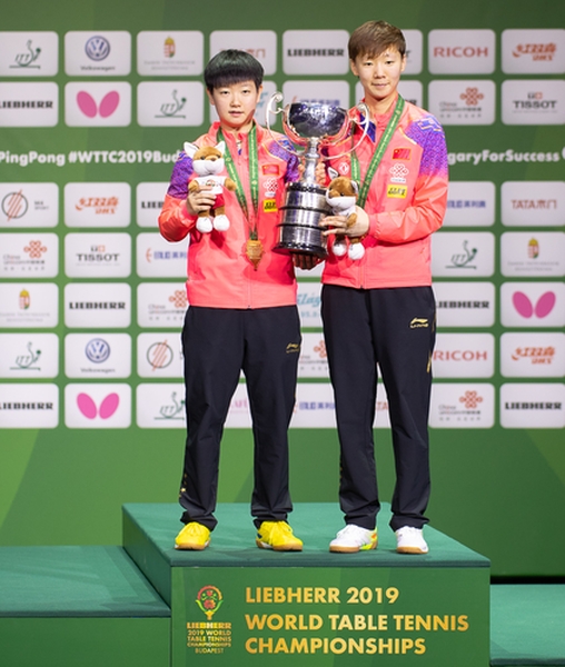 Die beiden durften den Pokal zum ersten Mal in die Höhe halten... (©Thomas)