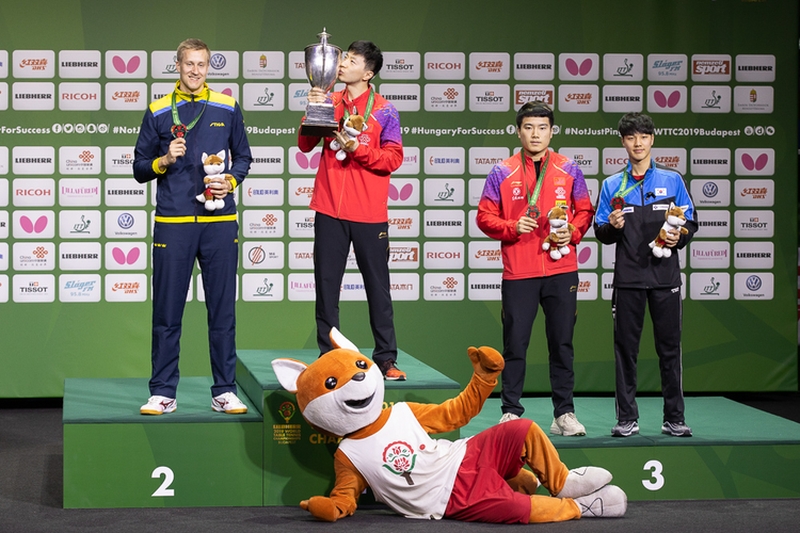 ...küsste Ma Long den Siegerpokal. Davor: das posende Maskottchen Pongi. (©Thomas)