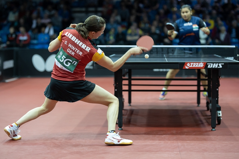  Vergeblich streckte sich Sabine Winter gegen die Inderin Sutirtha Mukherjee. (©Thomas)