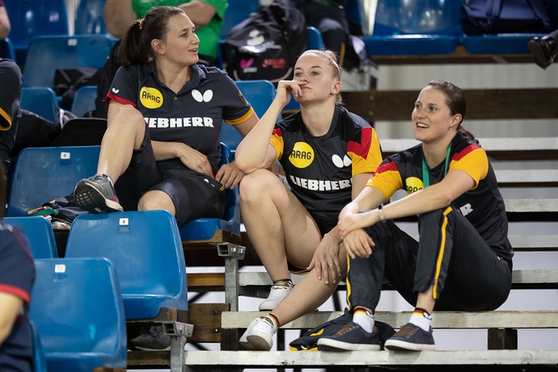...auf den Rängen saßen Chantal Mantz (Mitte) und Sabine Winter (r.), die heute noch nicht ran mussten, sowie Physiotherapeutin Annette Zischka. (©Thomas)