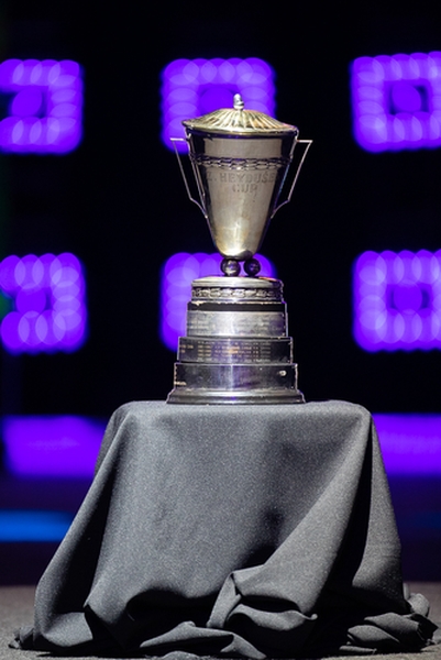 Danach folgte die erste Titelvergabe des Turniers. Um diesen Pokal ging es beim Mixed-Doppel-Finale zwischen... (©Thomas)