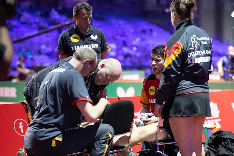 ...gegen Petrissa Solja und Patrick Franziska. Die starteten gut ins Spiel, gingen mit 2:0 in Führung, nach dem 2:2-Ausgleich dann mit 3:2. Gegen Ende des sechsten Durchgangs verknackste sich Franziska den Zeh... (©Thomas)