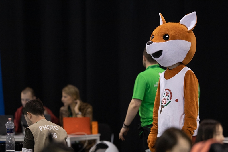 Das freute auch das WM-Maskottchen 