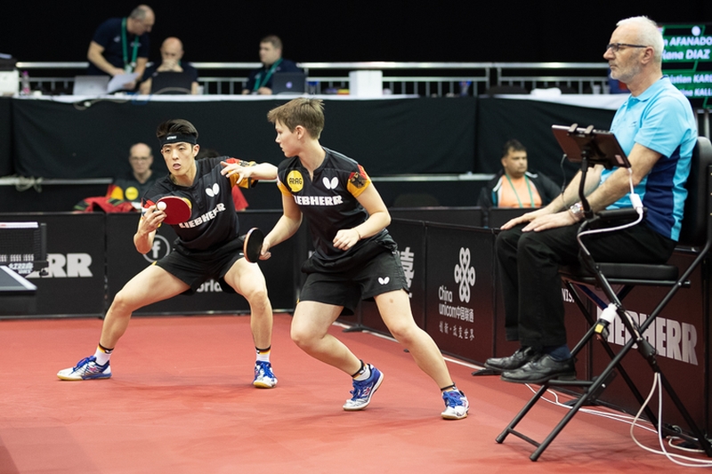 Dang Qiu und Nina Mittelham folgten ihnen unmittelbar danach mit einem hauchdünnen 4:3-Erfolg gegen die Belgier Cedric Nuytinck und Lisa Lung. (©Thomas)