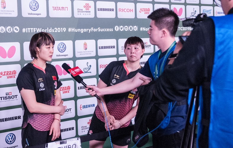 Die Journalisten befriedigen. Nach dem Match müssen die Spieler durch die Mixed-Zone und ihre Spielanalyse oft x-mal den verschiedenen Reportern aufs Band oder in die Kamera sprechen. (©Gohlke)