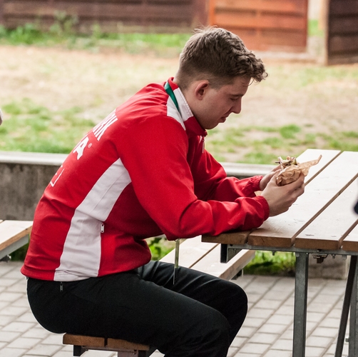 Zum Beispiel einen Happen essen. Und dabei begegnet man ihnen auch häufig auf den Bierzeltgarnituren draußen vor der Halle - zwischen den Zuschauern. (©Gohlke)