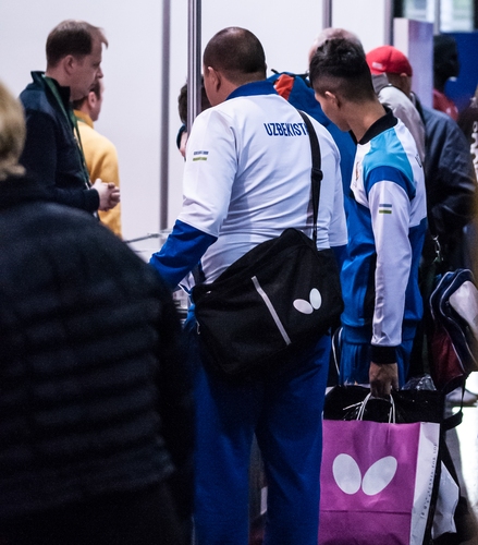 Shoppen. Bei der WM in Budapest haben natürlich auch alle bekannten Tischtennismarken ihre neuesten Produkte angeboten. Klar, dass da auch der eine oder andere Spieler mal ins Sortiment schaut. (©Gohlke)