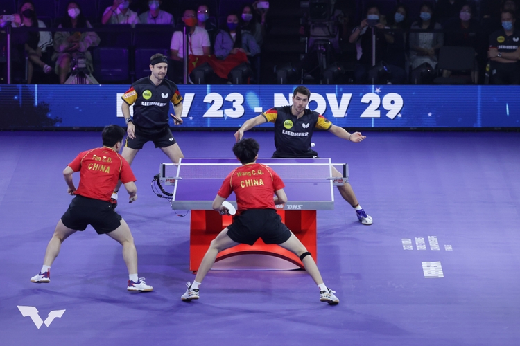 Eine Runde zuvor hatten die Chinesen das deutsche Duo Timo Boll/Patrick Franziska aus dem Turnier geworfen in drei Sätzen. (©WTT)