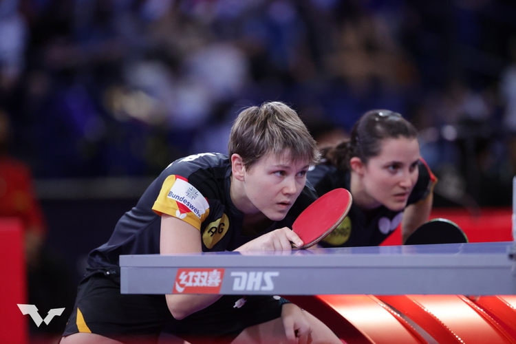 Im Damen-Doppel traten die Deutschen in den gleichen Konstellationen auf wie bei der EM im Juni. Die Vize-Europameister Nina Mittelham und Sabine Winter schafften den Sprung ins Achtelfinale, unterlagen dort den starken Japanerinnen Mima Ito/Hina Hayata. (©WTT) 