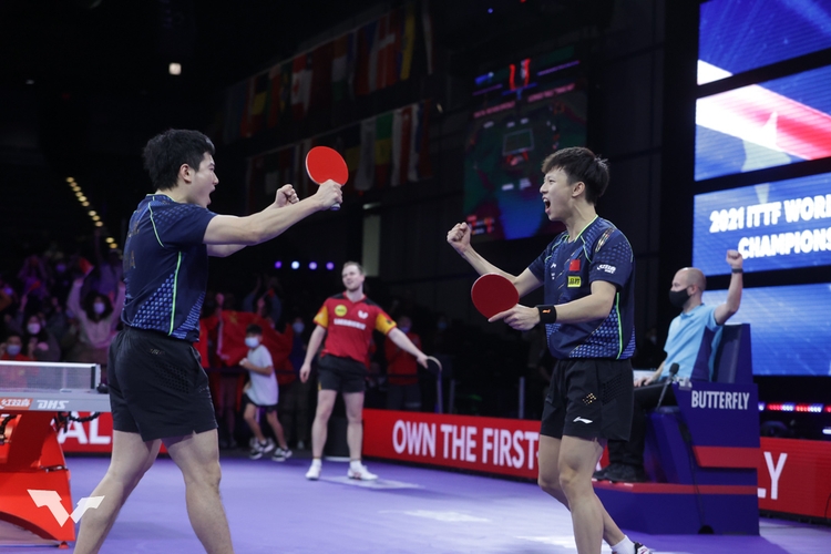 Denn das Viertelfinale gegen Lin Gaoyuan und Liang Jingkun verloren die DTTB-Asse erst mit 9:11 im Entscheidungssatz. (©WTT)