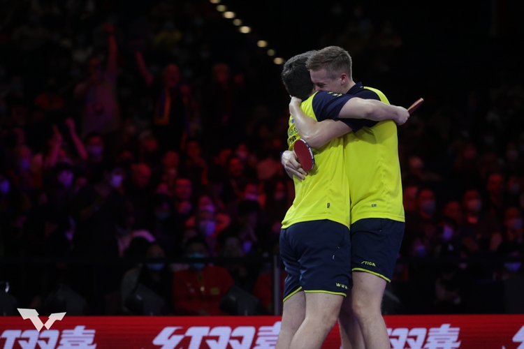 Eine Runde später bissen sich die beiden Chinesen die Zähne an Kristian Karlsson und Mattias Falck aus. Die sorgten für den ganz großen Wurf, mit dem wohl kaum jemand gerechnet hätte. Denn nicht nur gegen Lin und Liang setzten sich die beiden Schweden durch. Im Viertelfinale hatten Karlsson und Falck schon Wang Chuqin/Fan Zhendong besiegt... (©WTT)