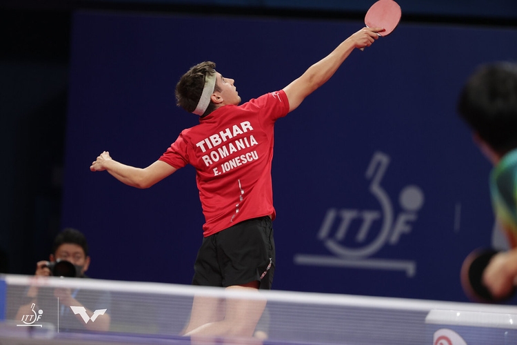 Auch Eduard Ionescu schwingt sich in die Lüfte (©ITTF)