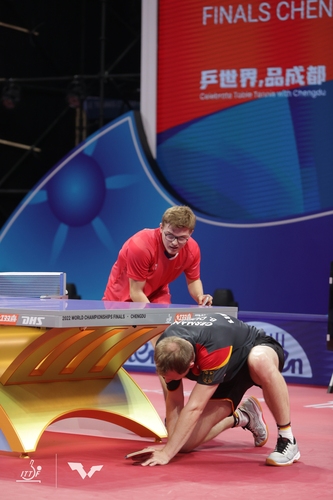 Genau wie Benedikt Duda - allerdings aus anderen Gründen (©ITTF)