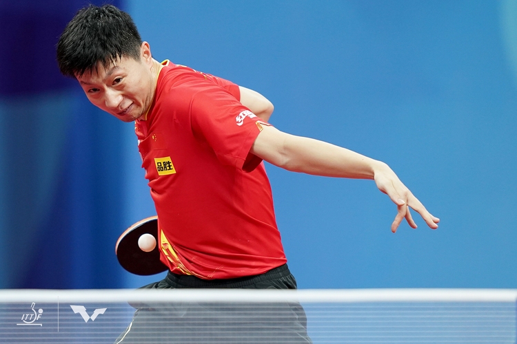 ... und bekommt auch unangenehm platzierte Bälle noch (©ITTF)