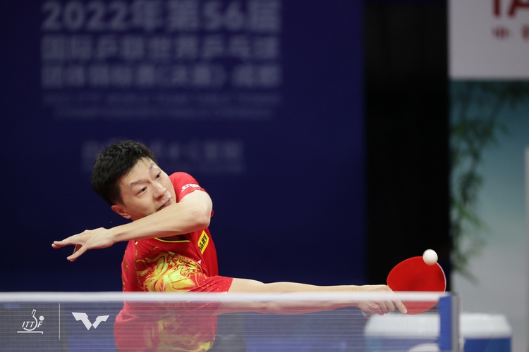 Ma Long verrenkt sich... (©ITTF)