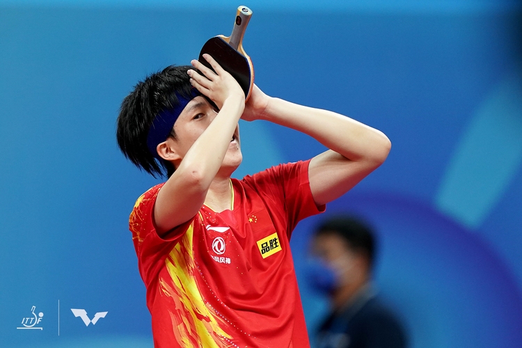 ... Wang Chuqin baut eine mentale Verbindung zur Kelle auf (©ITTF)