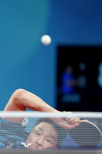Jang Woojin taucht ganz tief ab (©ITTF)