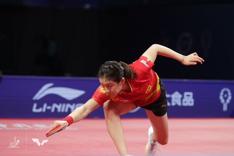 Elegant erwischt auch Chen Meng die tiefen Bälle noch (©ITTF)