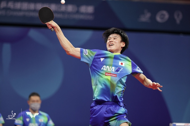 Und auch Shunsuke Togami streckt sich, um den Ball noch zu erreichen (©ITTF)