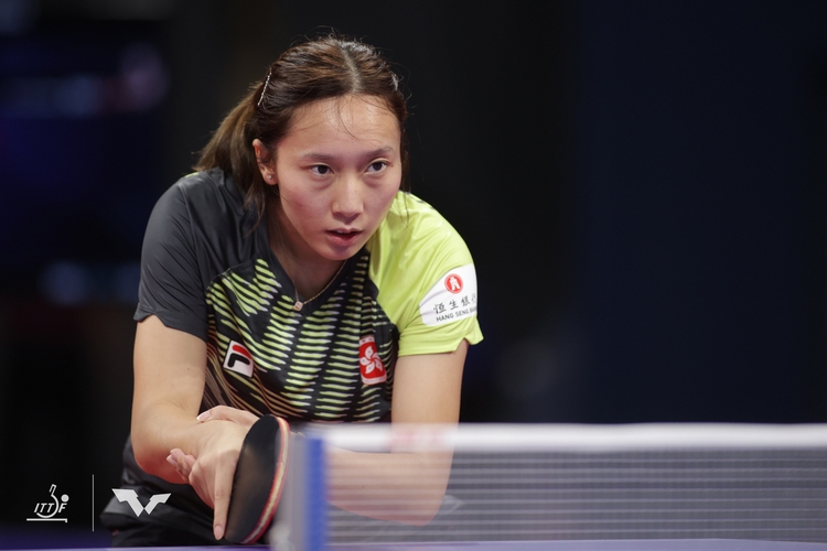 Soo Wai Yam Minnie hält sich beim Rückschlag selbst das Händchen (©ITTF)