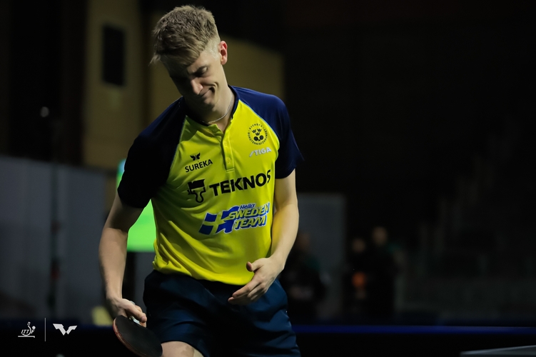 Eher durchwachsen lief es diesmal auch für die Schweden. Denn auch von ihnen mussten zwei schon nach der ersten Runde die Segel streichen: Anton Källberg musste sich dem Finnen Benedek Olah mit 3:4 geschlagen geben... (©WTT)