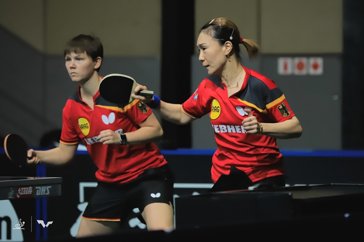 Auch Nina Mittelham und Xiaona Shan zogen ins Achtelfinale ein, dort fanden sie in den amtierenden Europameisterinnen Bernadette Szöcs (Rumänien) und Sofia Polcanova (Österreich) ihre Meisterinnen. (©WTT)