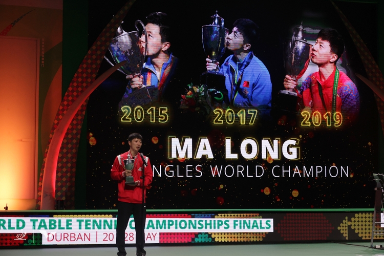 Ma Long durfte sich zumindest damit trösten, für seinen Dreifachtriumph ausgezeichnet zu werden. (©WTT)