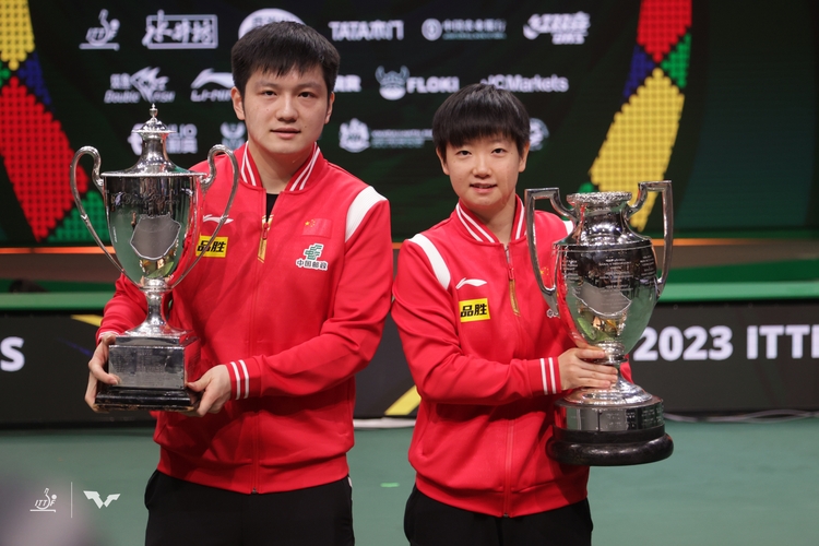 ...und krönte sich damit wie 2021 in Houston zum Einzel-Weltmeister. Für Sun Yingsha, ebenfalls die Nummer eins der Weltrangliste, war es wiederum der erste Einzel-Titel bei den Damen. (©WTT)
