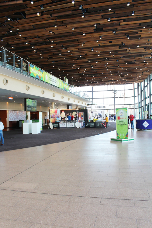 Auf dieser Seite der Halle haben auch die Sponsoren ihre Stände platziert (©Schäbitz)