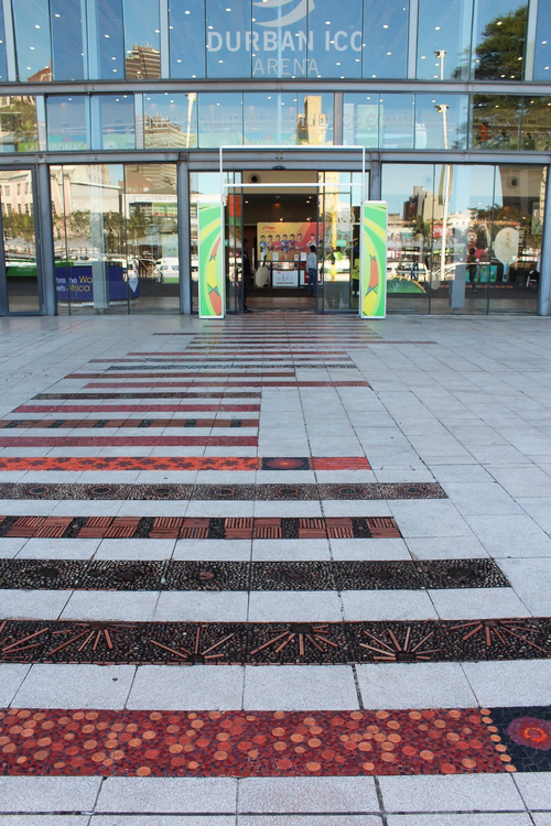 Am anderen Ende des langen Schlauchs weisen bunte 'Zebrastreifen' den Weg zum zweiten Eingang (©Schäbitz)