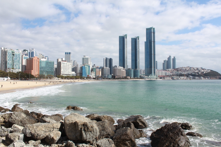 Willkommen in Busan. So sieht es gar nicht weit weg von der Halle aus. Der Haeundae-Strand ist gleich um die Ecke (©Schäbitz)