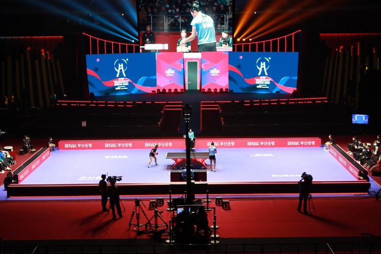 Die Spieler erleben hier die klassische Center-Court-Atmosphäre (©Schäbitz)