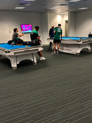 Für die Profis bieten sich verschiedene Möglichkeiten, ihre Pausen zu überbrücken. Multitalent Hugo Calderano spielte eine Runde Billard. Tipps gab es von Freundin Bruna Takahashi. (©FKT)