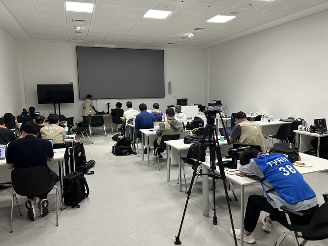 In den Arbeitsräumen der Medien-Center tummeln sich viele Journalisten. (©FKT)