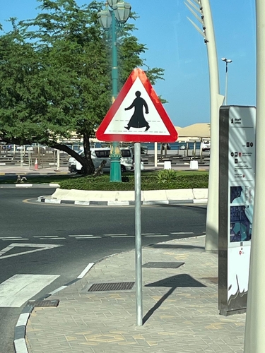 Auch die Verkehrsschilder sehen hier etwas anders aus als in Deutschland. (©FKT)
