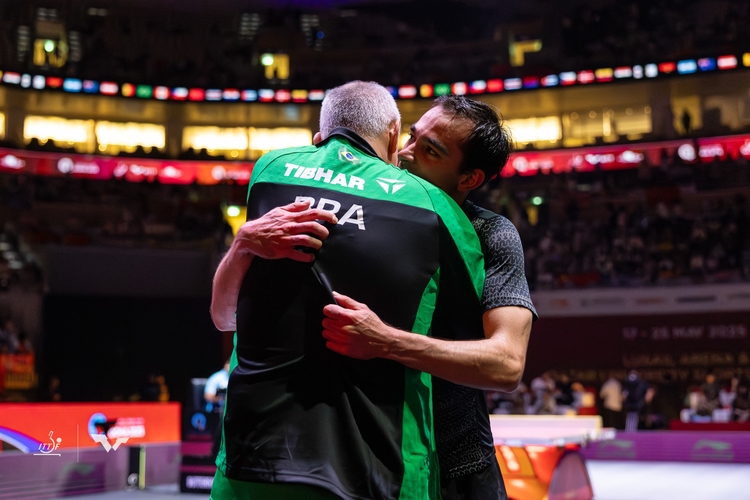 Seinem Coach Francisco Arado lag er sofort in den Armen. (©ITTF)