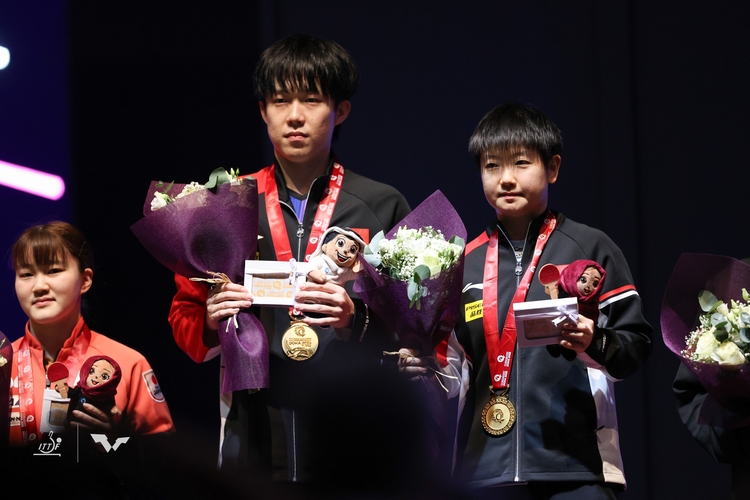 Bei den Siegerehrungen gab es wie gewohnt einige Präsente. (©ITTF)