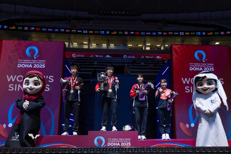 Dreimal China, einmal Japan: Die Damen präsentierten ihre Einzel-Medaillen den Fotografen. (©ITTF)