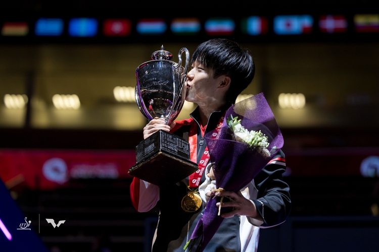 Ein Küsschen auf den Pokal. (©ITTF)